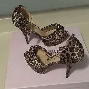 Leopard print peep toe geels